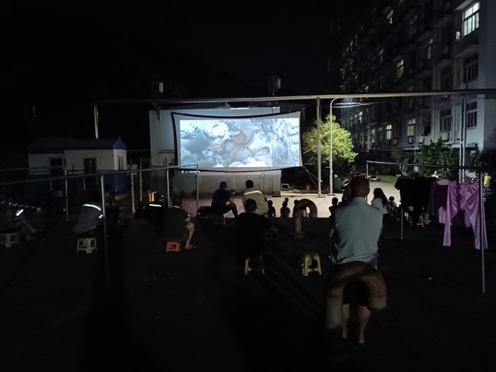 公司工会为职工送纳凉电影
